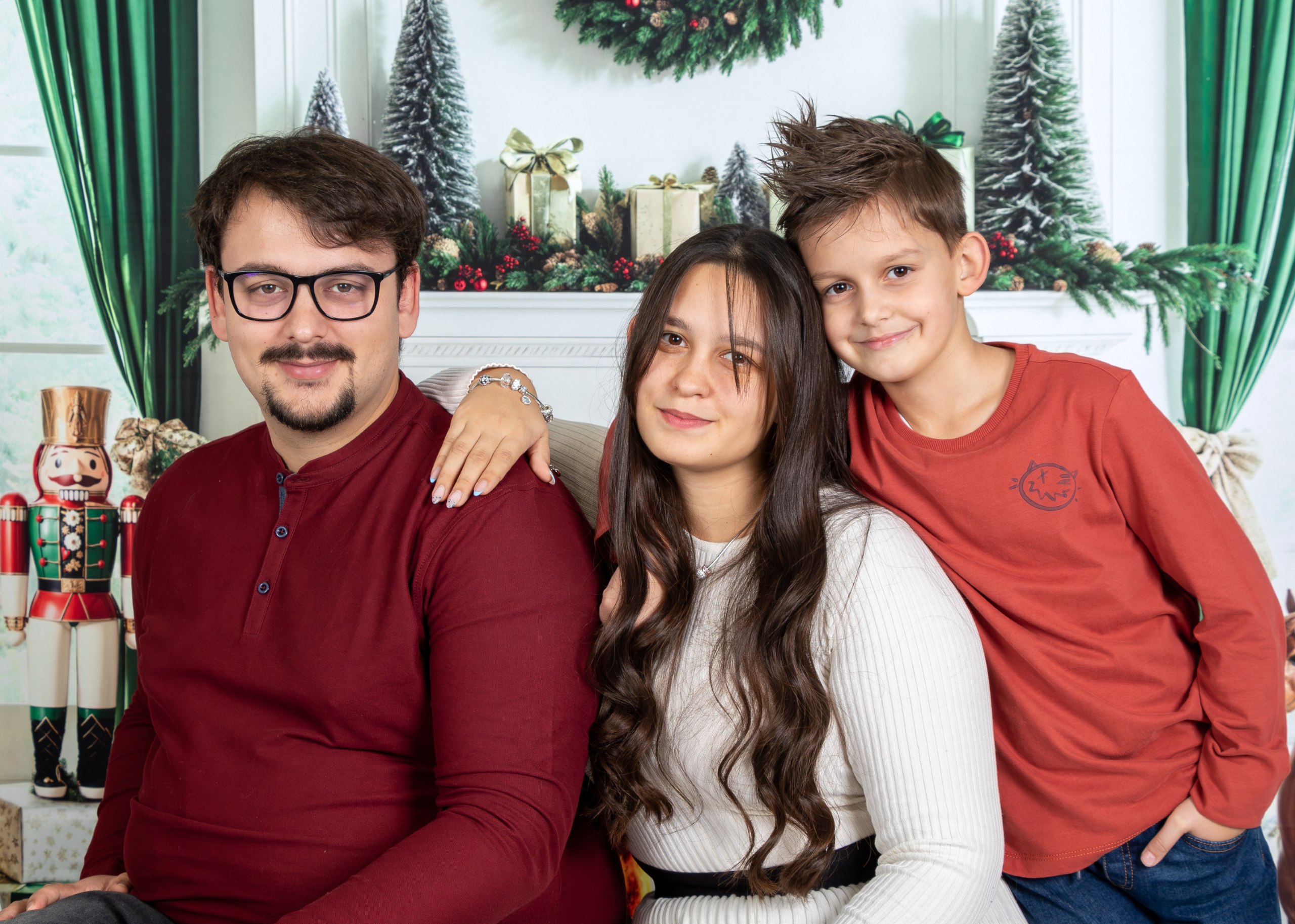 Bratje in sestre skupaj z nasmehom pred praznično kuliso — Foto Tone