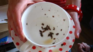 Lectura de figuras formadas por las hebras de té en el interior de la taza