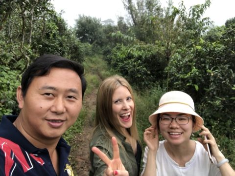 Victoria Bisogno con su amiga y traductora Bing y su anfitrión recorriendo los caminos de té en Yunnan