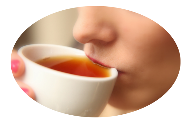 Bebiendo un sorbo de té en cuenco blanco