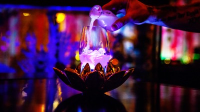 Mood Ring Cocktail elaborado con infusión de flores de Clitoria ternatea