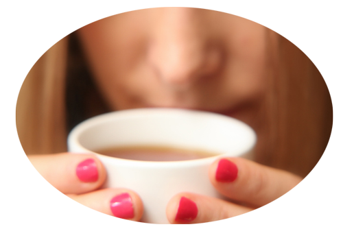 Disfrutando el aroma y sabor del té en cuenco de porcelana
