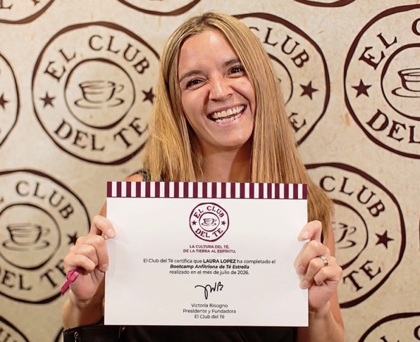 Alumna con diploma oficial de Anfitriona de Té Estrella firmado por Victoria Bisogno