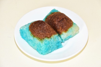 Pulut inti, postre tradicional de arroz glutinoso con coco coloreado con Clitoria ternatea