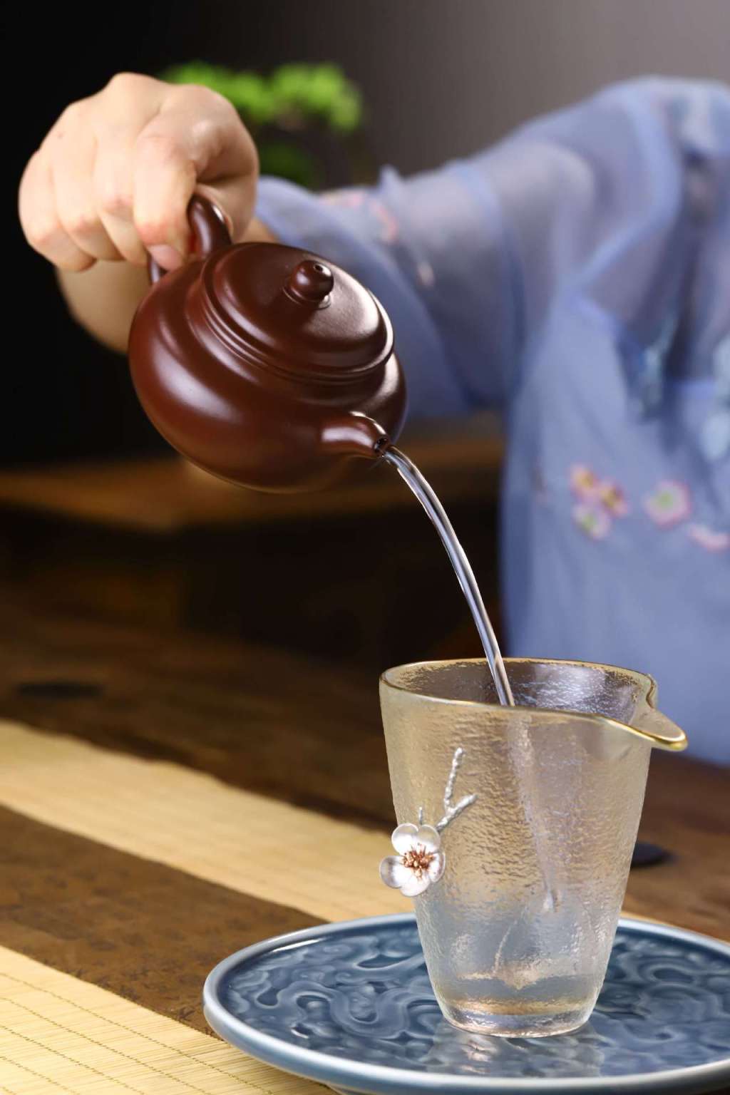 Servicio de té con tetera Fang Gu de arcilla zisha vertiendo licor en cuenco