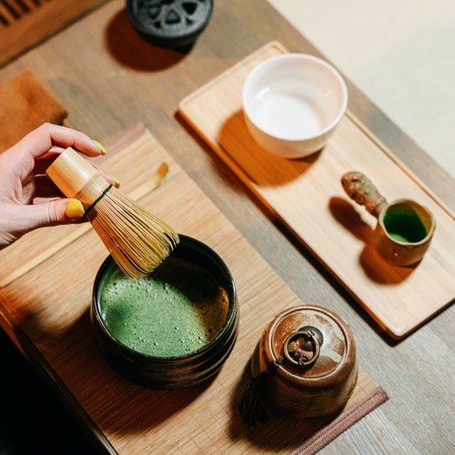 Preparación de té matcha con chasen de bambú y chawan tradicional para la ceremonia del té