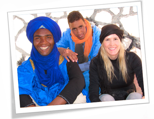 Victoria Bisogno junto a habitantes bereberes en el desierto de Marruecos