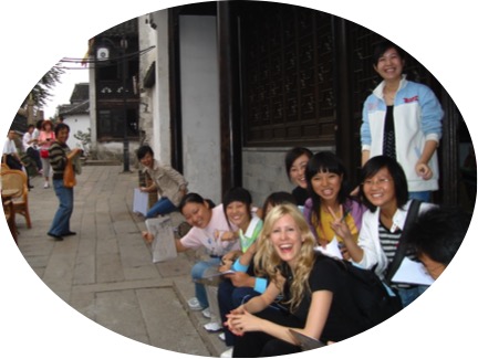 Victoria Bisogno compartiendo momentos con gente local en China