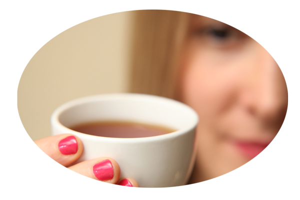 Sosteniendo la taza de té con concentración y atención plena