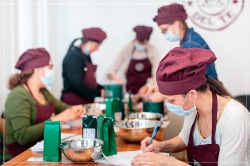 Alumnas formulando y registrando proporciones de tea blends en taller profesional