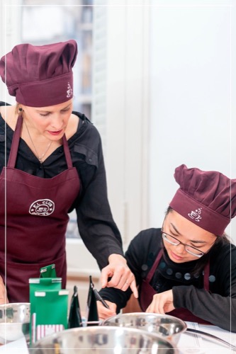 Victoria Bisogno guiando el diseño de formulación de mezclas de té en taller