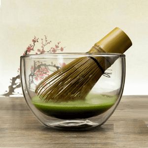 Chawan de verano elaborado en vidrio transparente con chasen y té matcha
