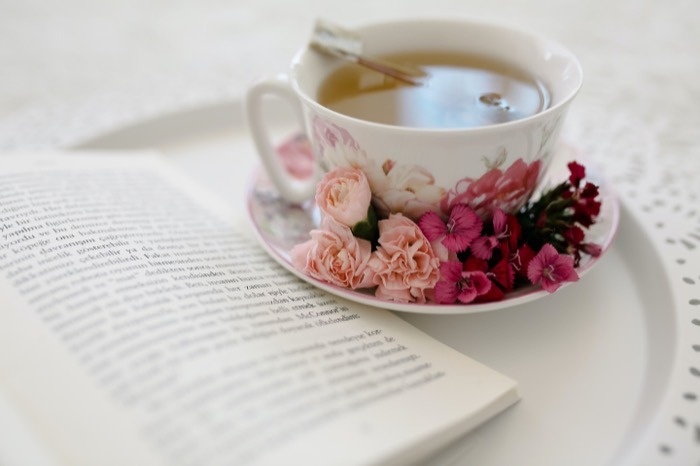 Taza de té de porcelana inglesa con flores y libro para el armado de la mesa de tea party