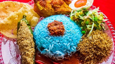 Nasi kerabu tradicional con arroz azul coloreado naturalmente con flores de Clitoria ternatea