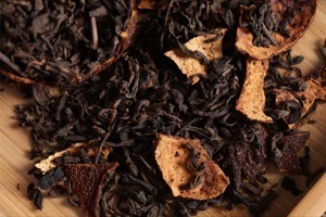 Hebras de té puerh con trozos de cáscara seca de mandarina Chén Pí