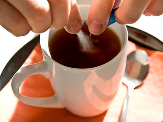 Endulzar el té con edulcorante o azúcar en sobrecito