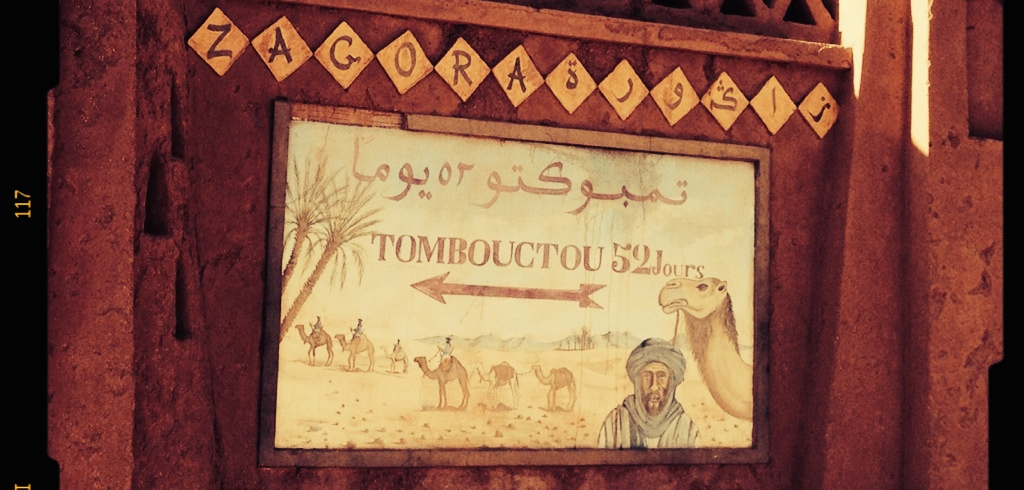 Cartel tradicional en Zagora indicando la ruta hacia Tombuctú 52 días