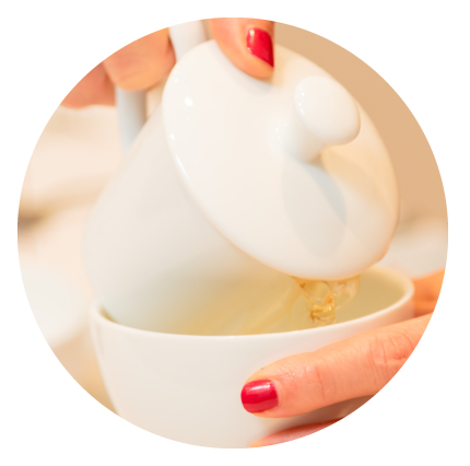 Manos sosteniendo cuenco de cata profesional de té con tapa de porcelana