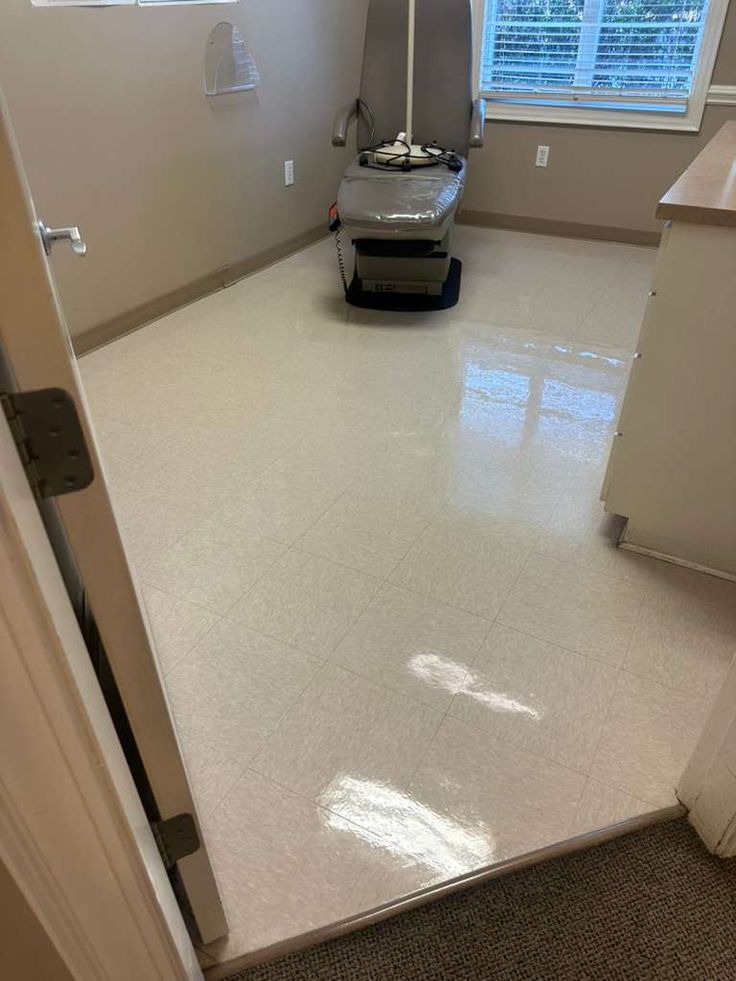Sterile Clinic Examination Room & High-Gloss VCT Floor