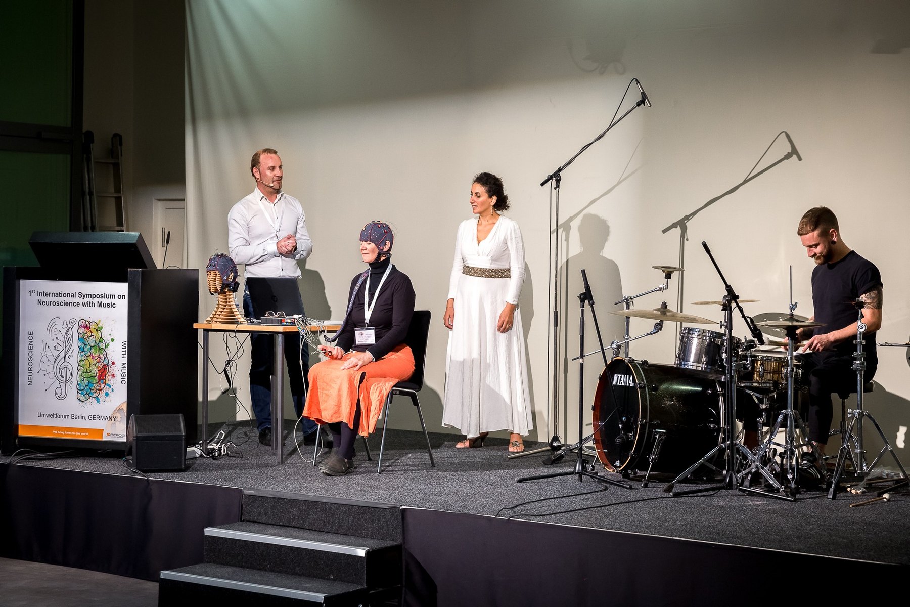 Maria Kaplan singing during a live EEG demonstration at the Neuroscience with Music Symposium in Berlin 2019