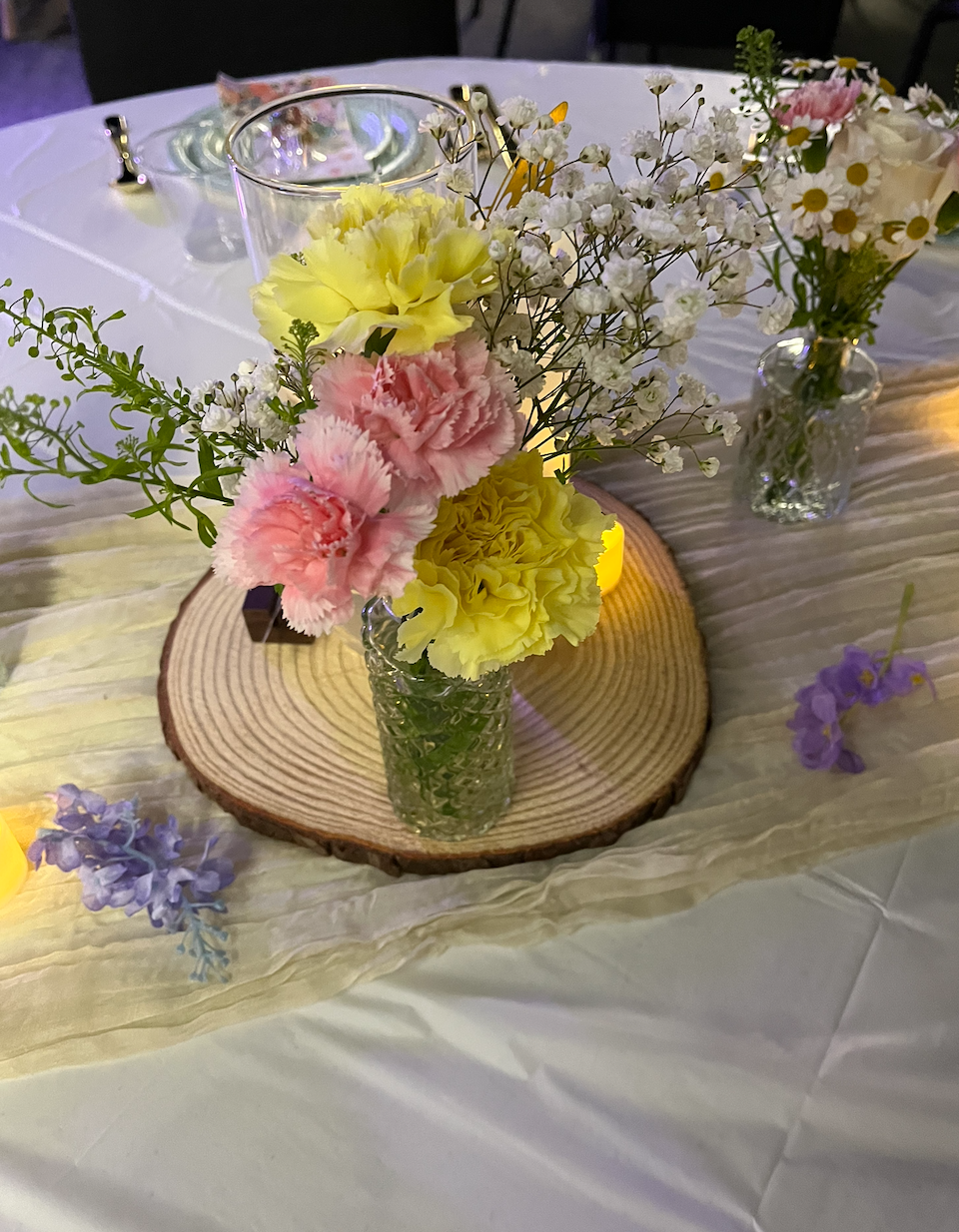 Wood Slice Carnation & Wildflower Tablescape
