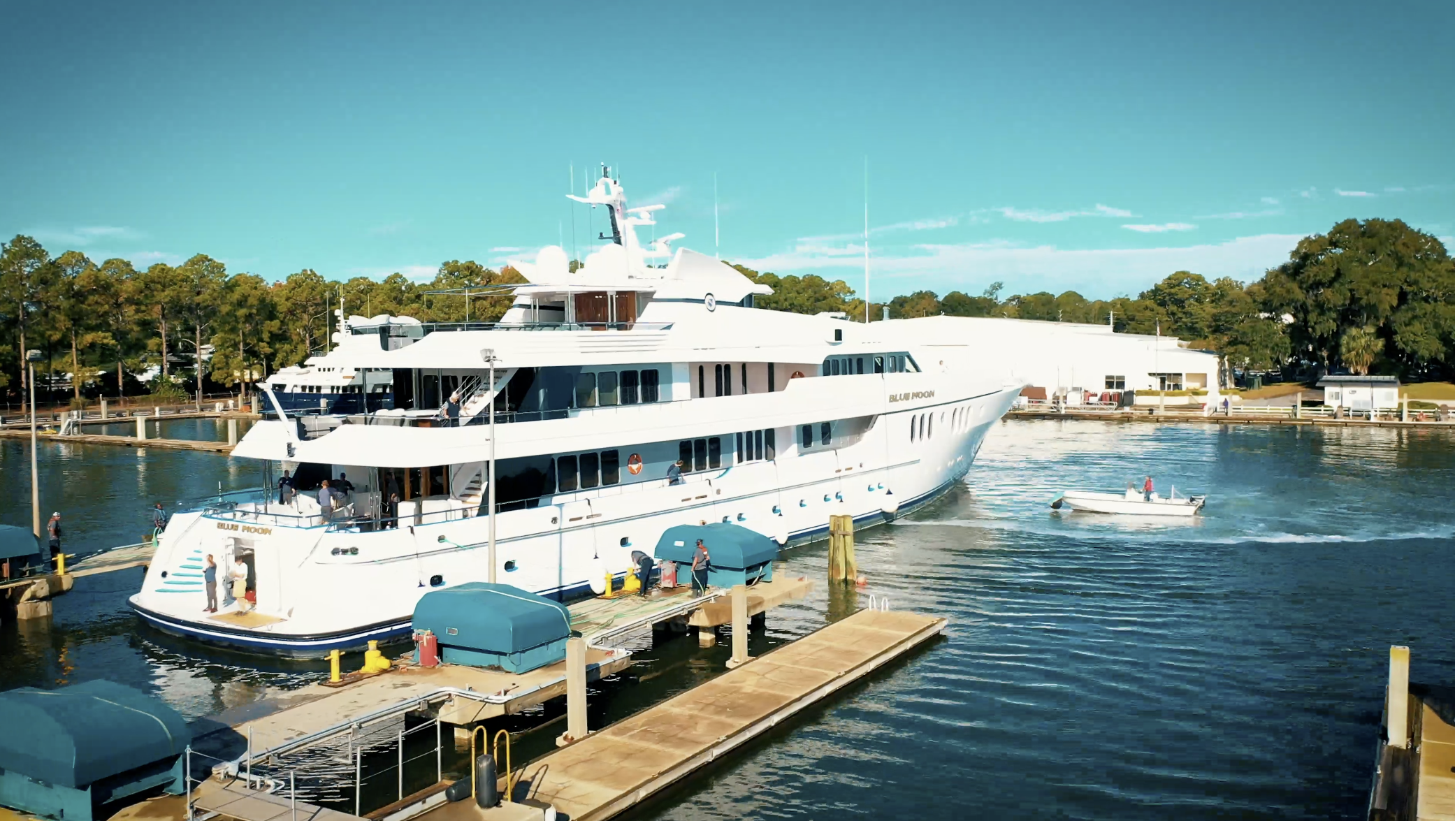 Superyacht "BLUE MOON" Docking at Thunderbolt Marina