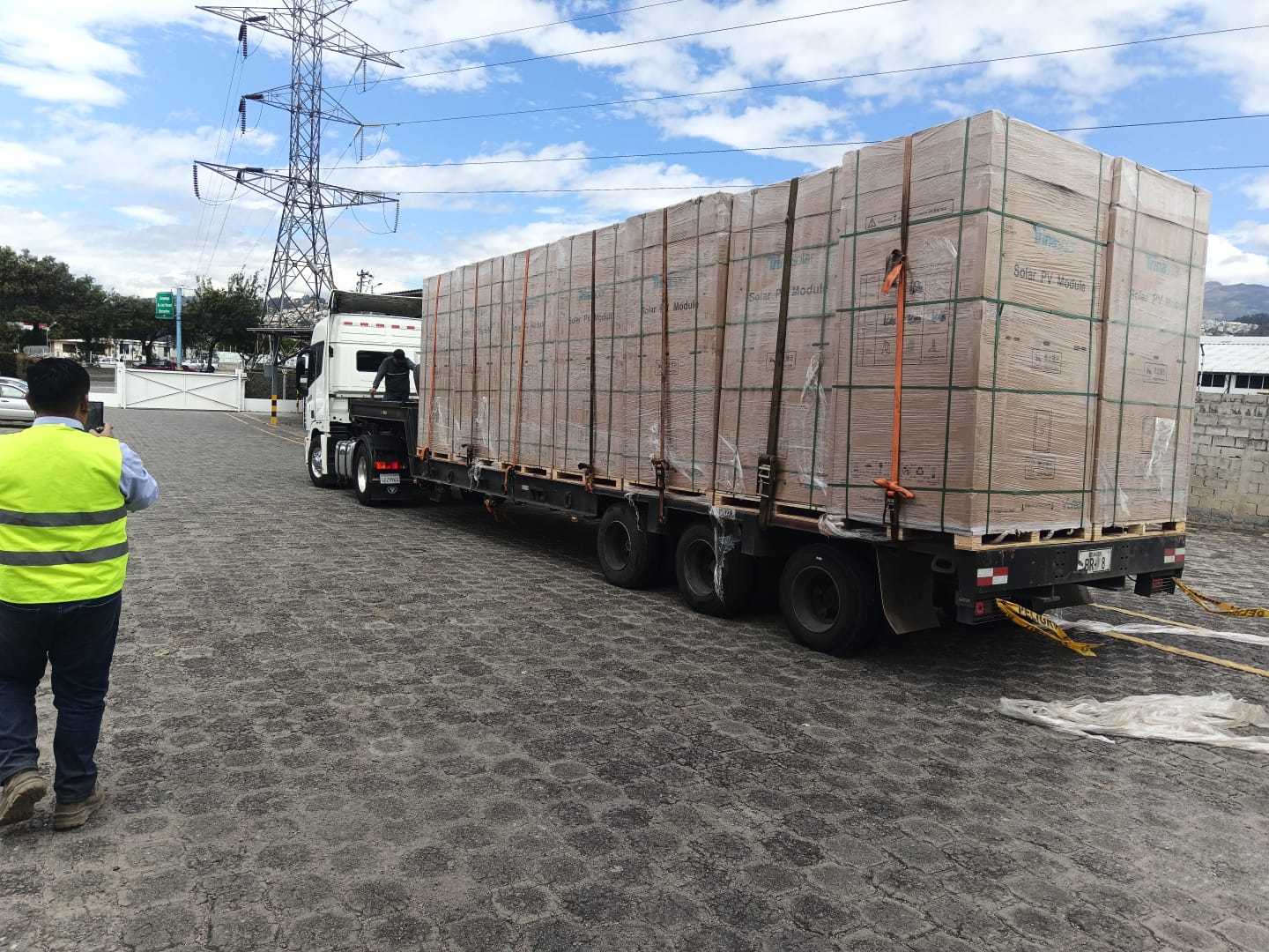 Transporte en Plataforma de Paneles Solares y Módulos Fotovoltaicos