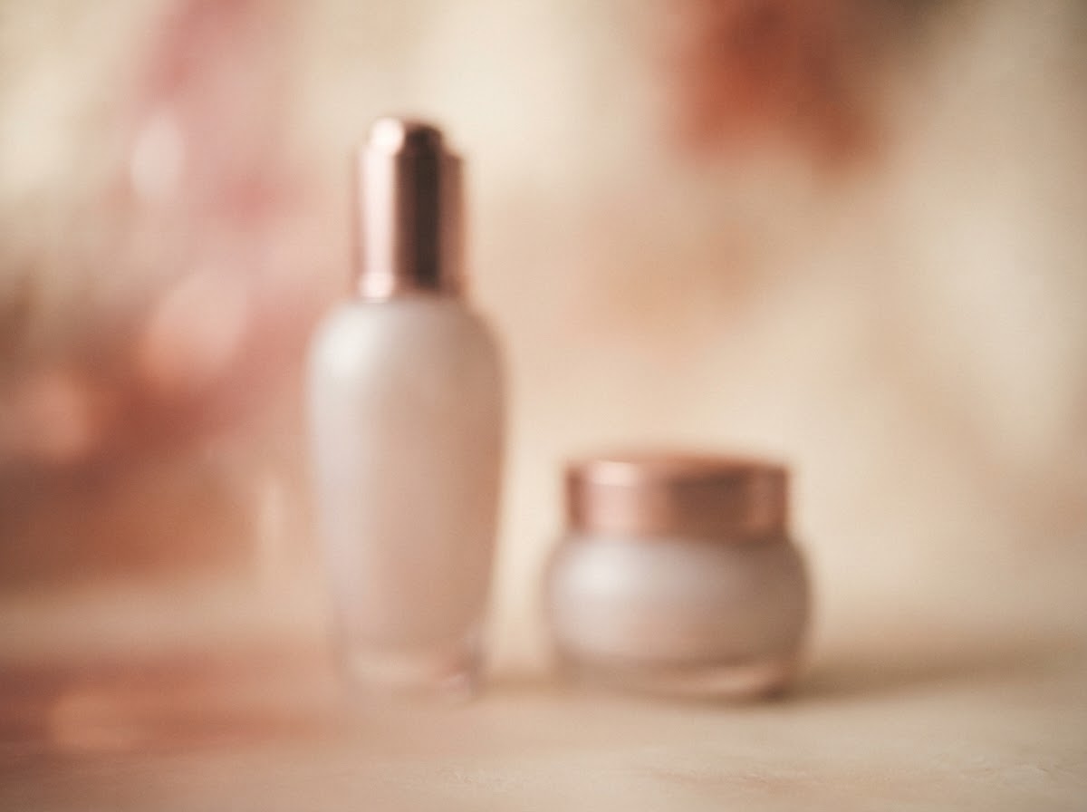 Silhouette floutée d'un packaging cosmétique