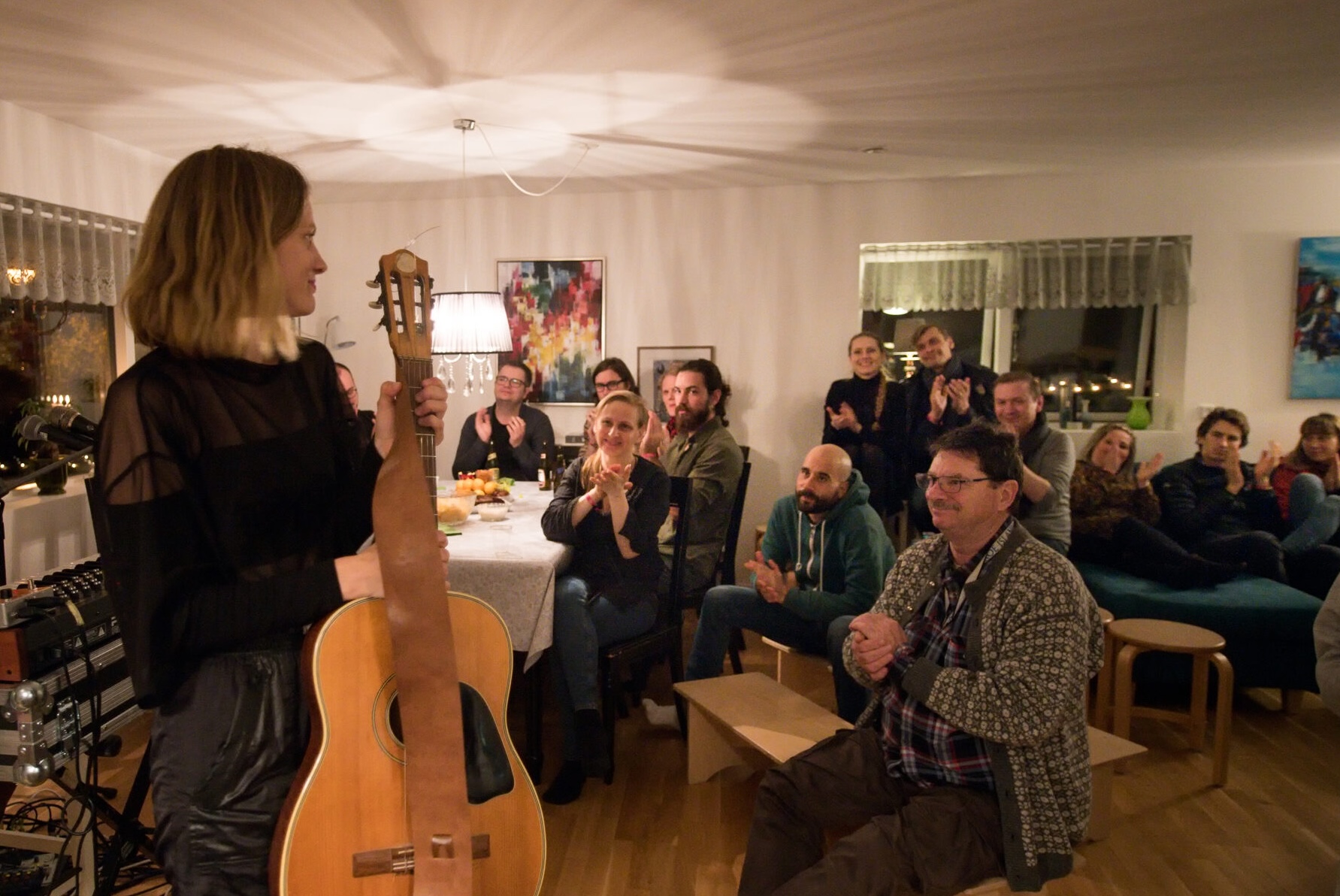 Intim konsert í stovu við sangara og gittara til HOYMA
