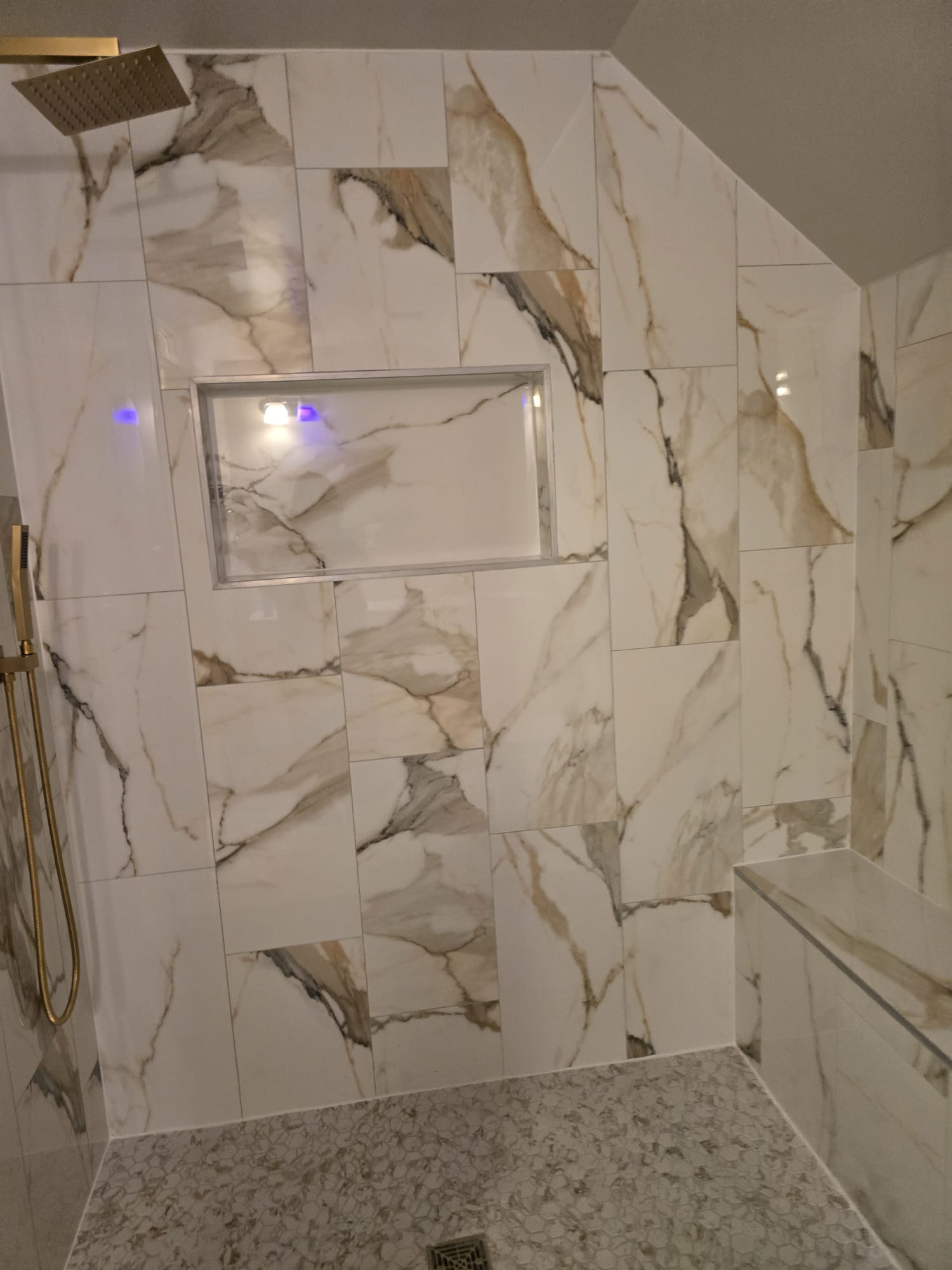 Limpieza profunda de baño en mármol y regadera