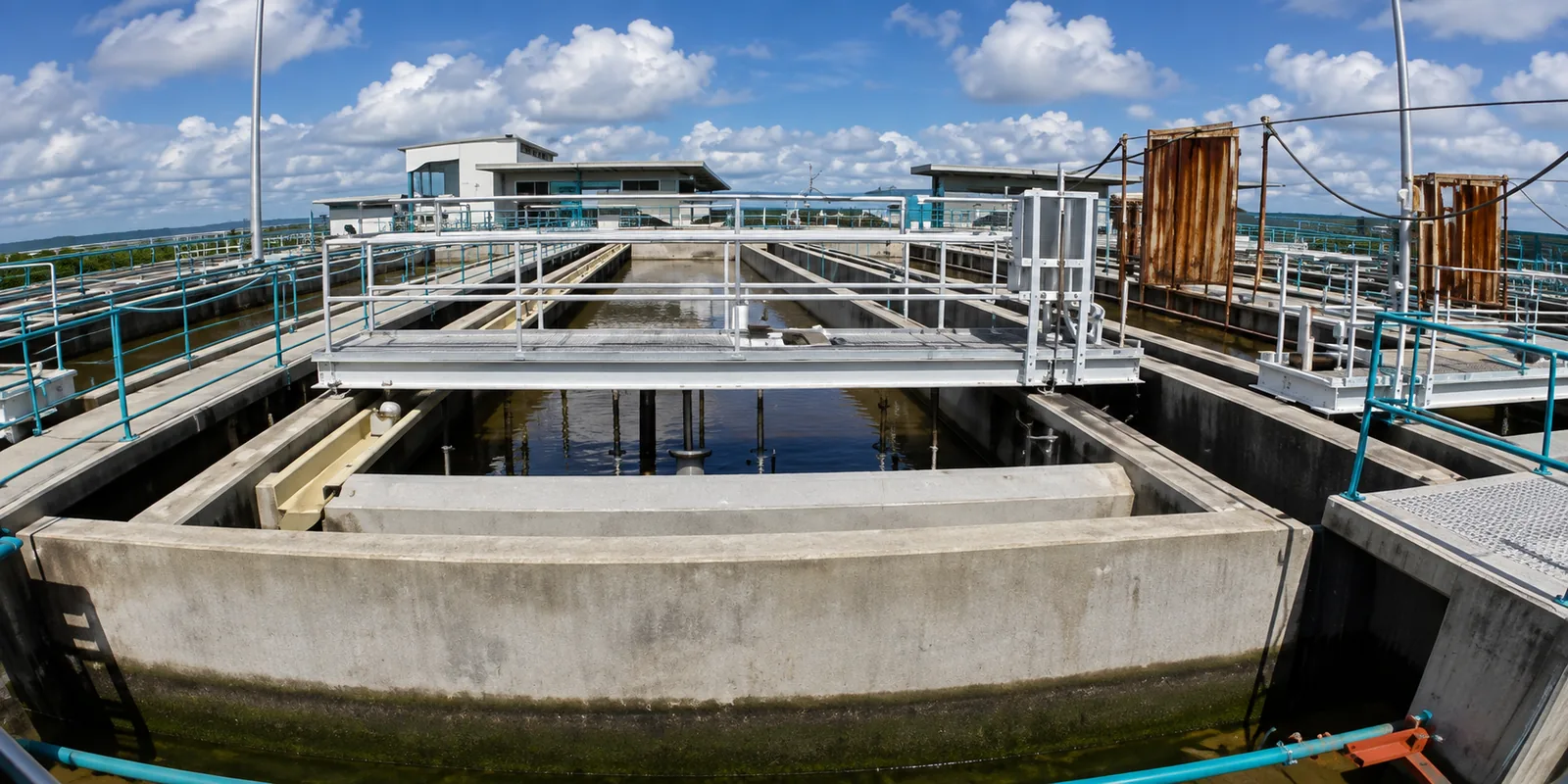 Batería de sedimentadores de lecho de lodo pulsante (superpulsadores) con canales recolectores de agua clarificada y pasarelas de inspección