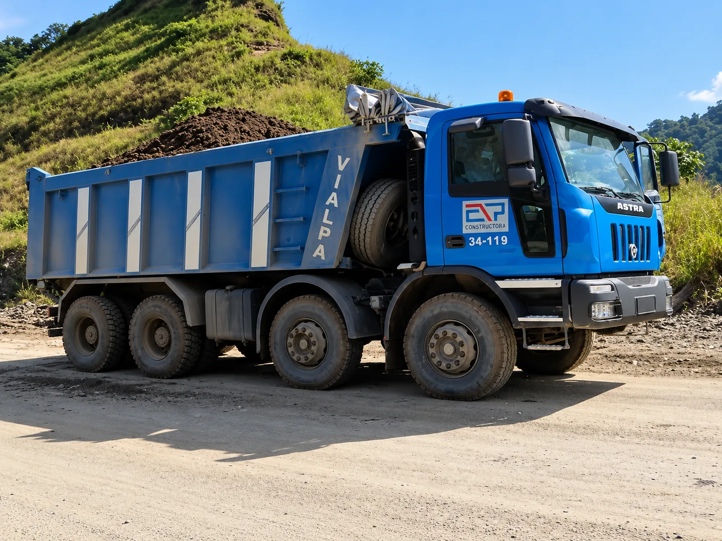 Camión Volquete Pesado ASTRA 8x4 / Rotulado Vialpa