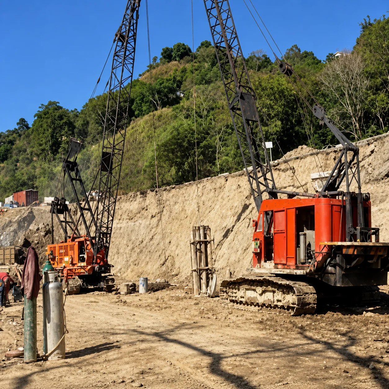 Tren de grúas pesadas de celosía posicionadas en el frente de estabilización del talud y ejecución de fundaciones profundas