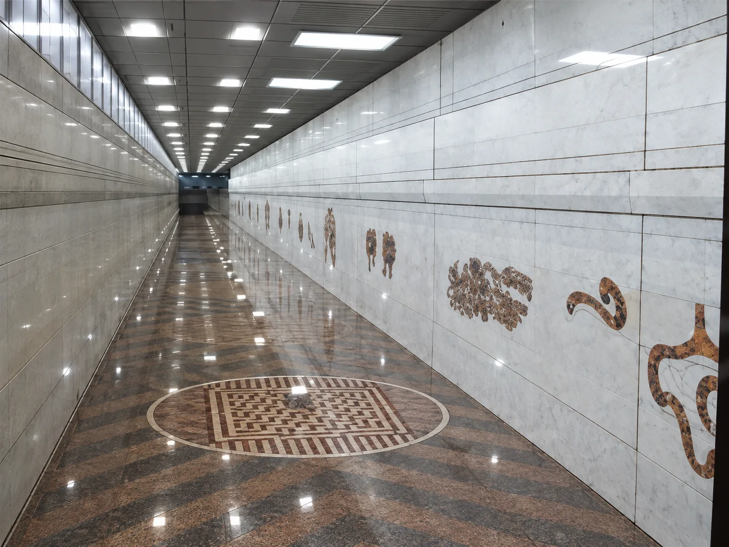 Galería interior de inspección y servicios en casa de máquinas con acabados arquitectónicos en granito y mármol
