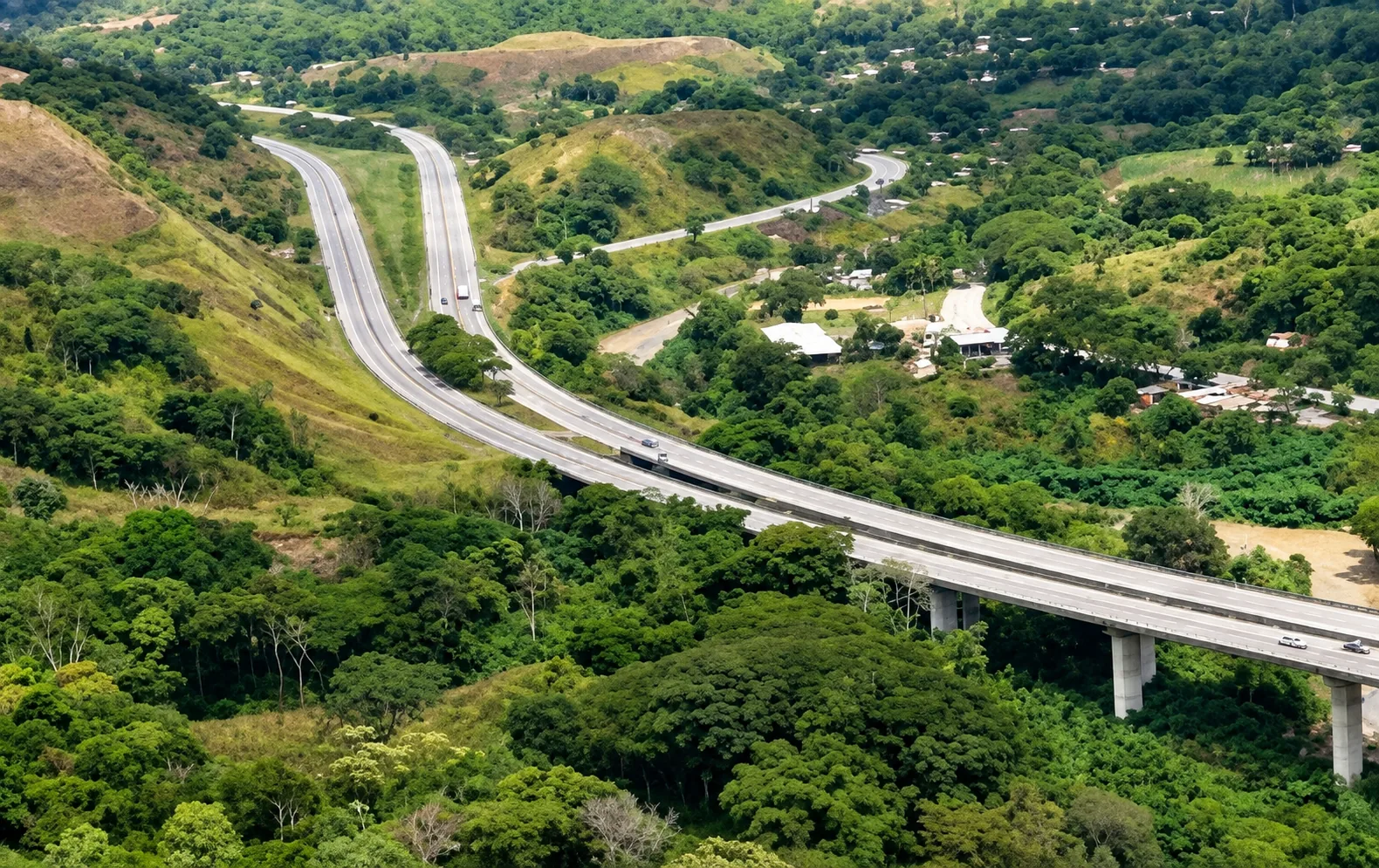Perspectiva aérea de los viaductos y desarrollo vial entre la topografía montañosa