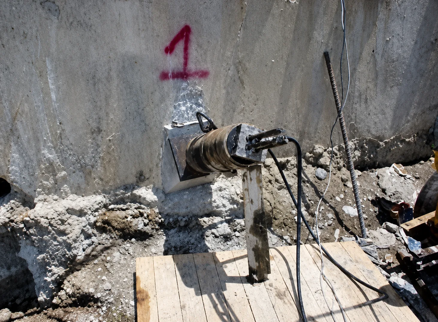 Prueba de carga y tensado hidráulico de tirante de anclaje postensado sobre cabezal de concreto armado