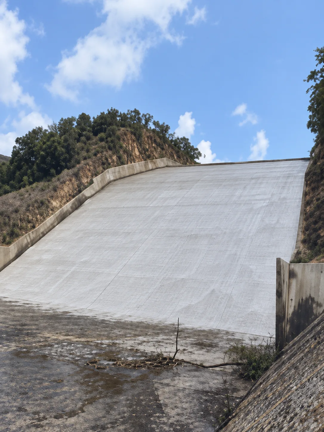 Canal rápido del aliviadero de descarga libre de 245 m³/s revestido en losas de concreto armado con muros laterales de encauce