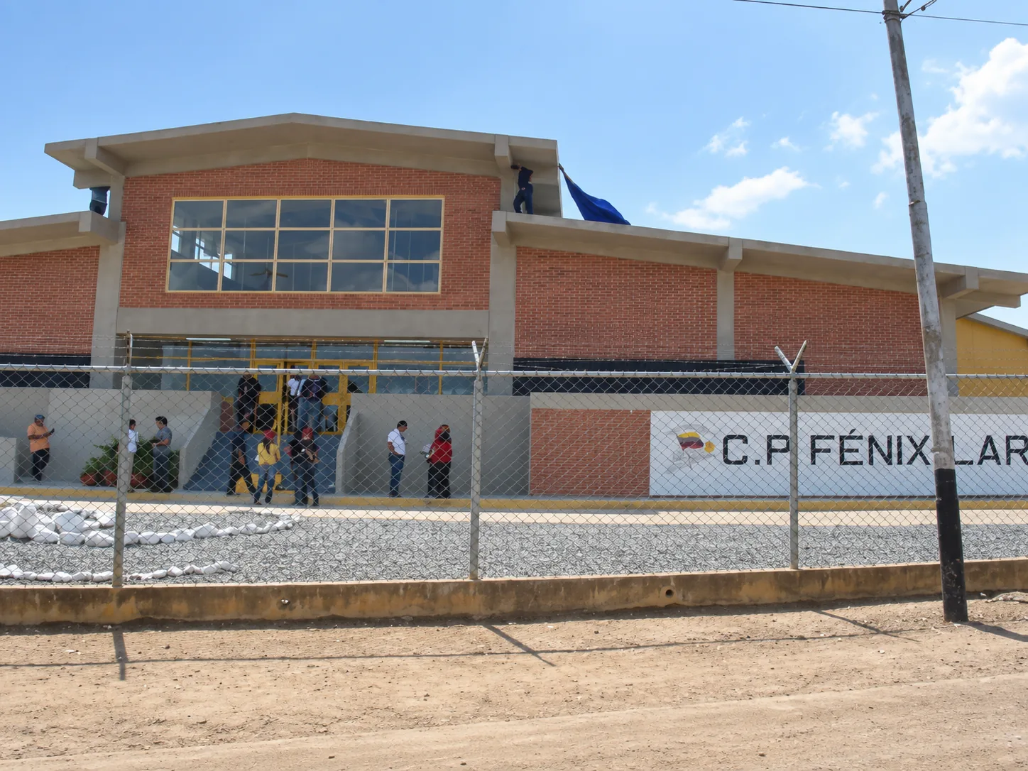 Edificación principal de acceso y administración con rotulado institucional C.P. Fénix Lara, cerramiento perimetral y áreas exteriores