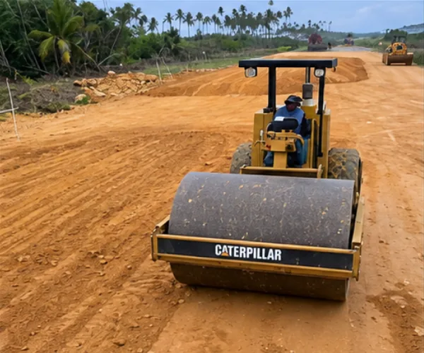 Compactación y densificación de subrasante con rodillo monocilíndrico liso vibratorio Caterpillar en frente activo de vialidad