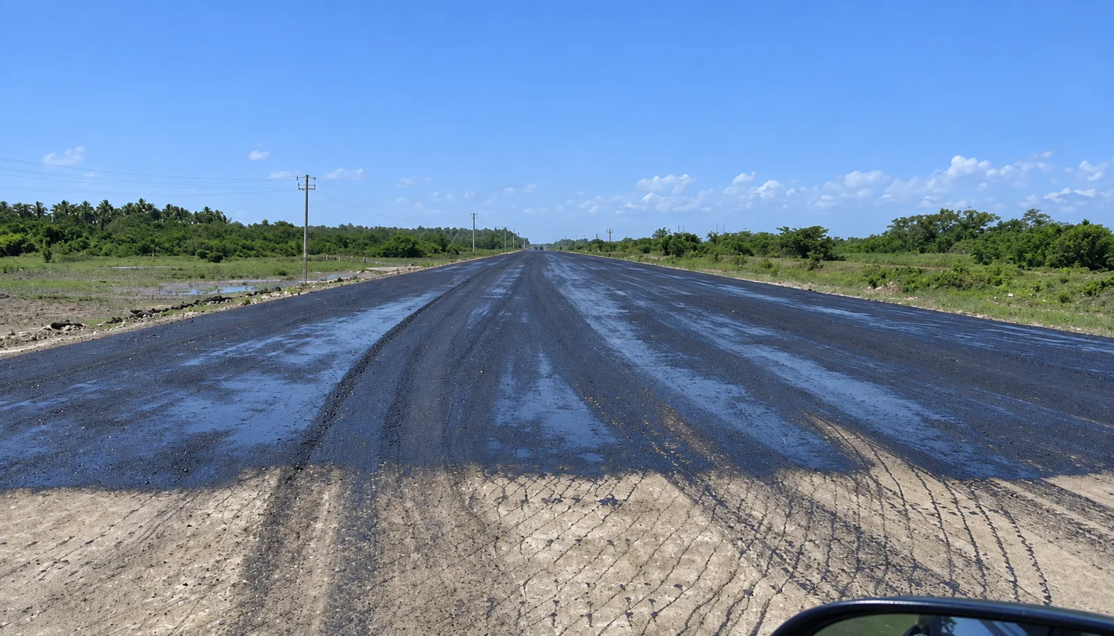 Imprimación asfáltica y aplicación de riego de adherencia sobre la base estabilizada previa a la pavimentación
