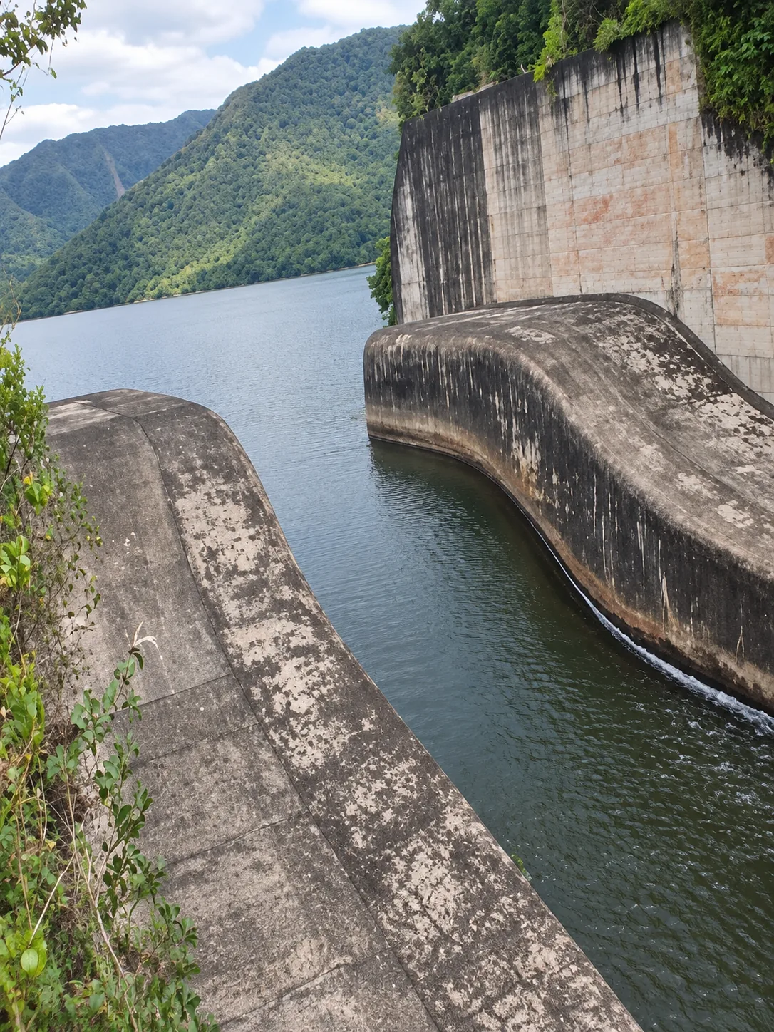 Estructura de vertedero y canal de descarga en concreto armado del aliviadero de la Presa El Guamo