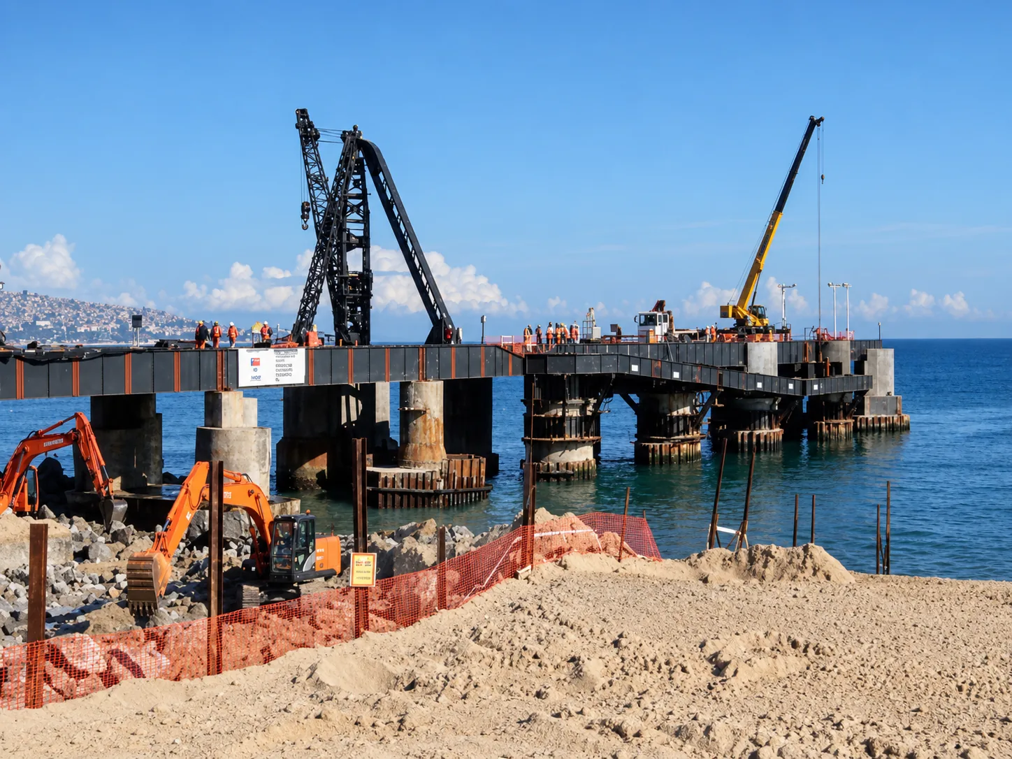 Obras de reparación estructural en muelle sobre pilotes con grúas celosía, equipo pesado y montaje de superestructura metálica sobre el agua