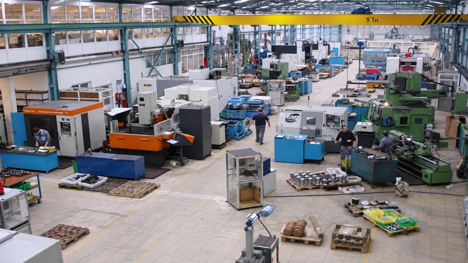 Módulo especializado de troqueles y moldes equipado con puente grúa de 5 Tn, tornos, fresadoras CNC y centros de mecanizado para mantenimiento