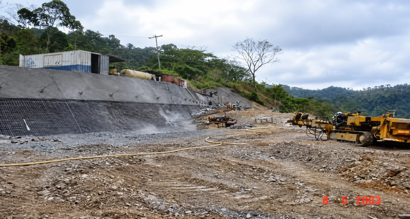 Panorámica del frente de estabilización con pantalla de concreto armado, bulones de sostenimiento y equipo de perforación pesada (Registro en obra: mayo 2003)
