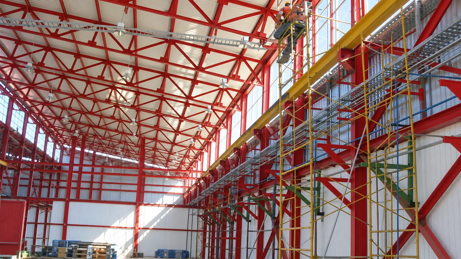 Montaje de estructura metálica estructural reticulada, vigas carril para puente grúa, cerramientos y canalizaciones de servicios en nave industrial