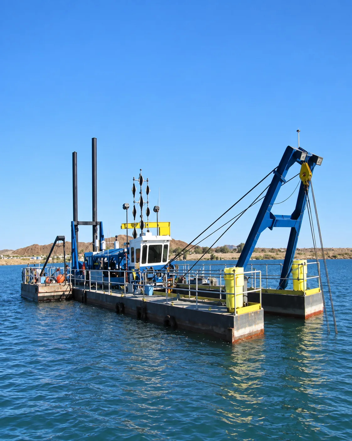 Equipo naval de dragado especializado con posicionamiento satelital GPS y pontón autoelevable para labores de precisión en Bahía de Bergantín
