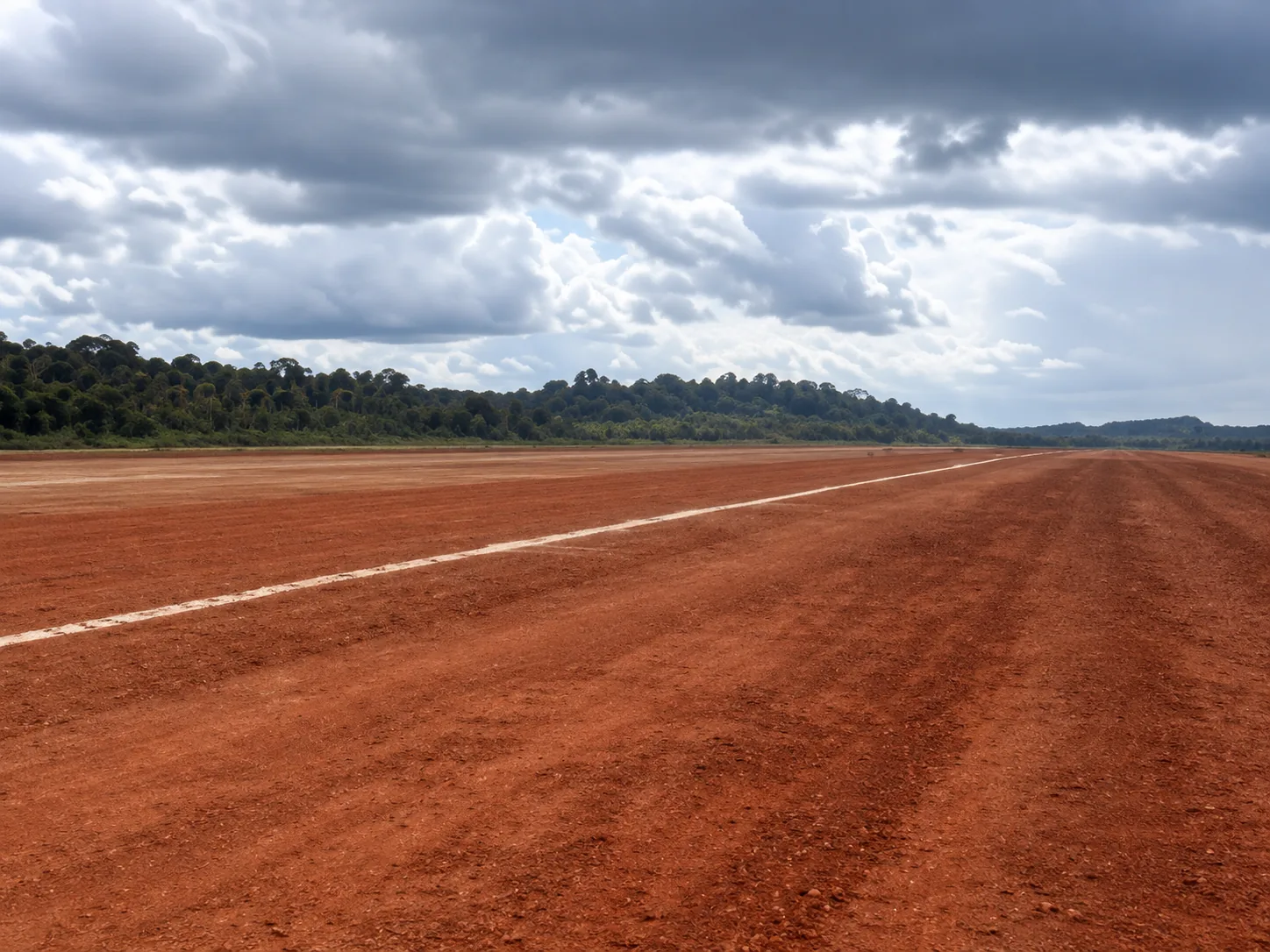 Perspectiva de rasante y base granular compactada con eje topográfico antes de la colocación de los 70.000 m² de mezcla asfáltica en caliente de 12 cm