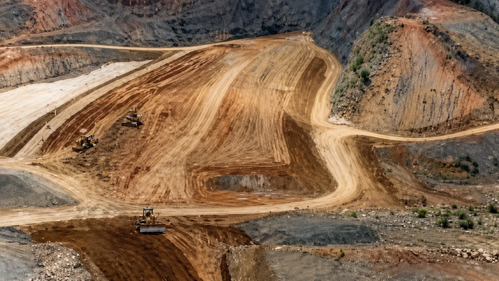 Conformación y compactación masiva del núcleo impermeable de arcilla y espaldones con tractores de orugas Caterpillar