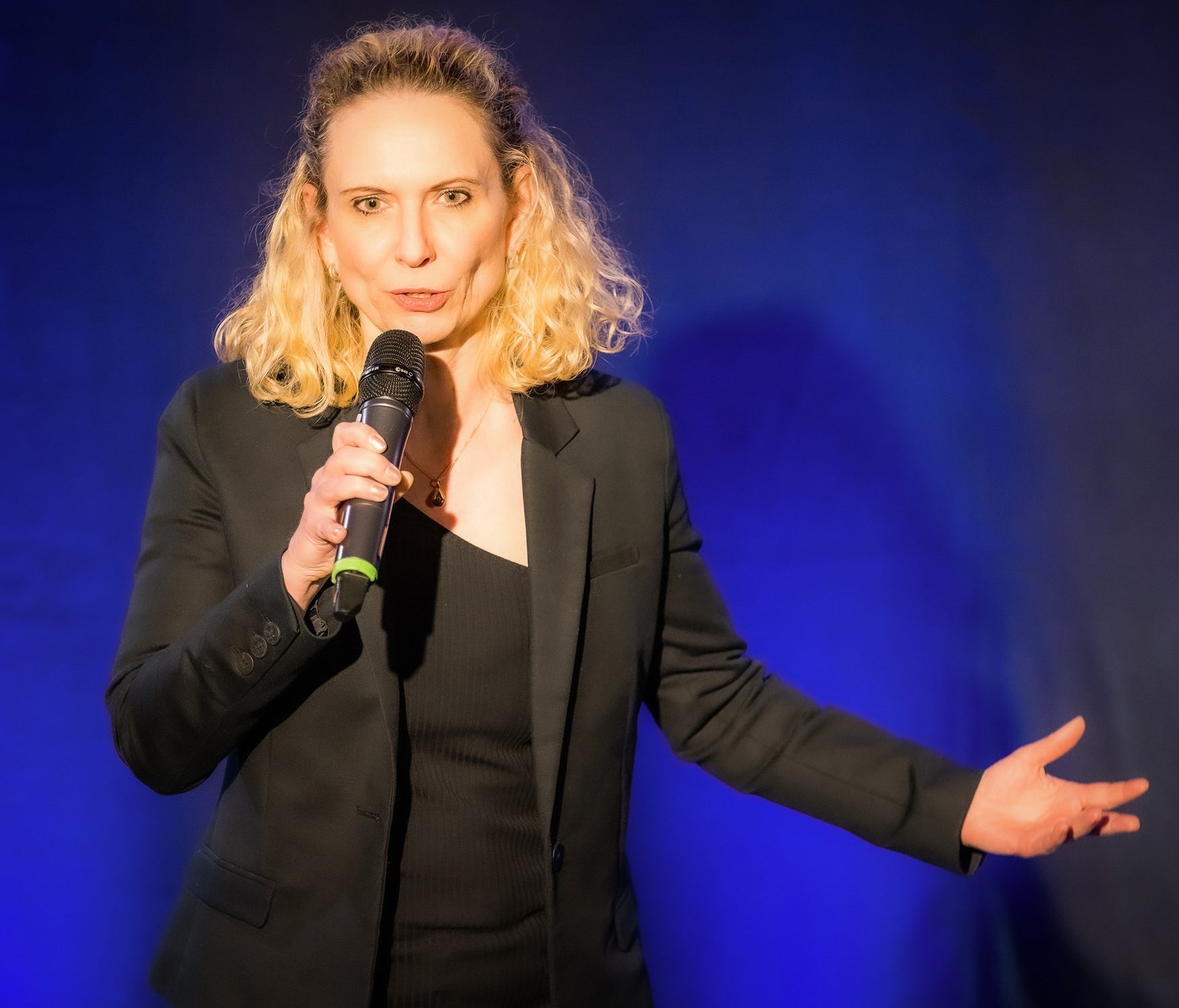 Franziska Sevik mit Mikrofon bei einer Keynote