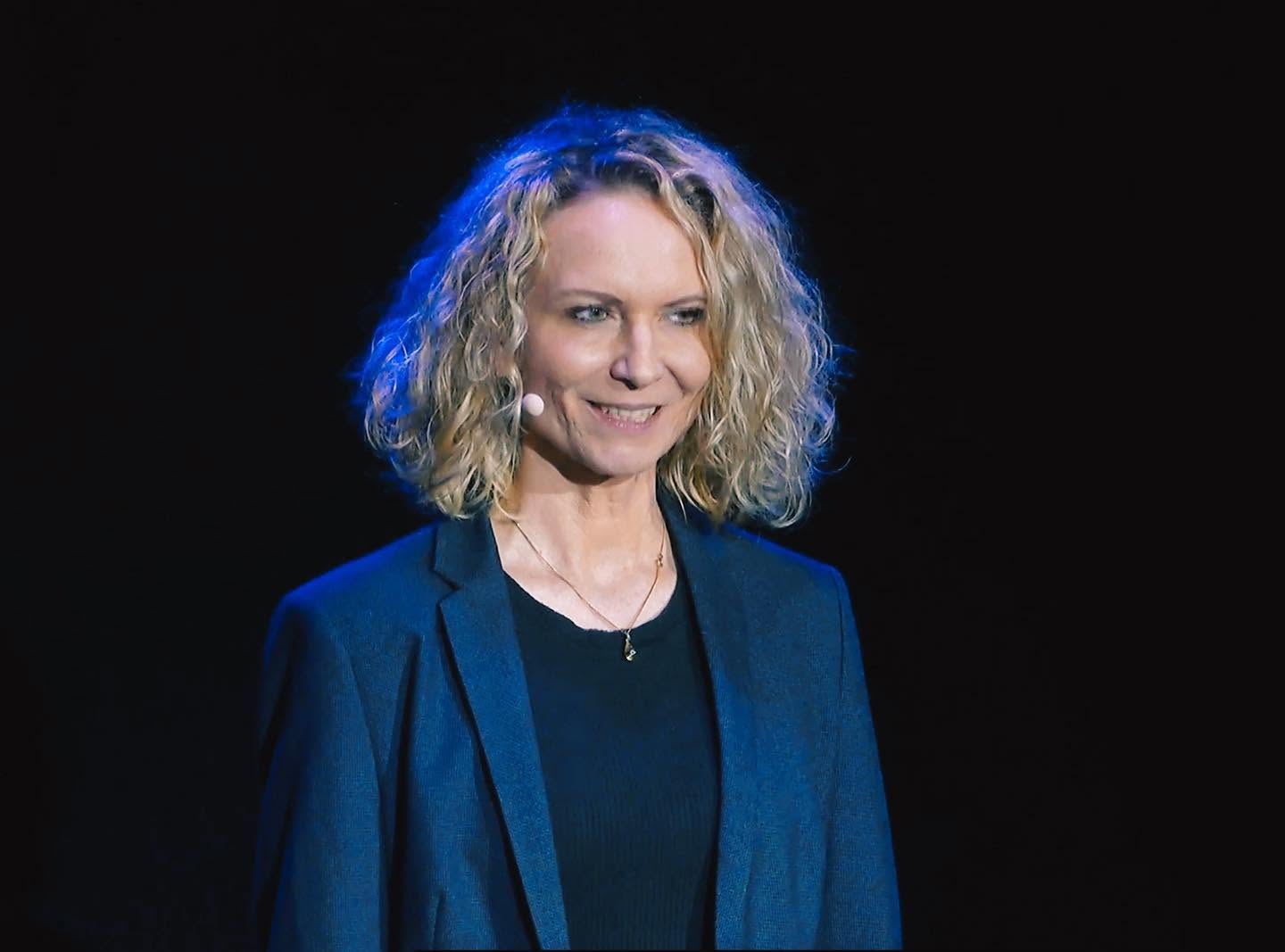Franziska Sevik während eines Vortrags